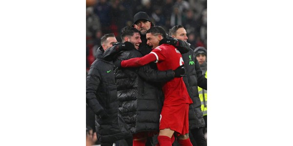 S'embrassant affectueusement, l'entraîneur-chef et les joueurs de Liverpool ont célébré leur victoire en contre-attaque